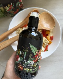 Deortegas Sexta Esencia EVOO 🫒
Intensyvus aromatas, rafinuotas skonis ir Viduržemio jūros charakteris kiekviename laše. „Flos Olei“ gide įvertintas 98 balais.